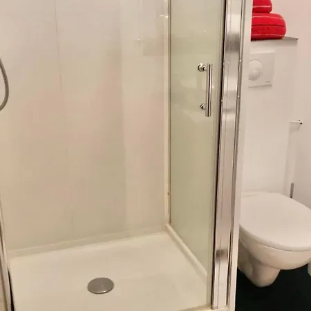 L'entree Des Artistes Avec Terrasse Et Salle De Bain- Lavaloc בית אירוח לאבאל