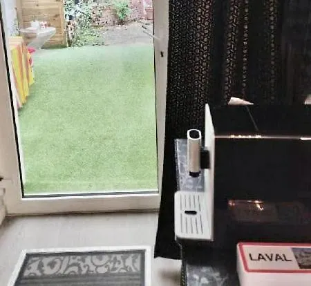 L'entree Des Artistes, Avec Terrasse Et Salle De Bain Privatives *