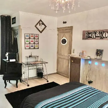 L'entree Des Artistes, Avec Terrasse Et Salle De Bain Privatives *