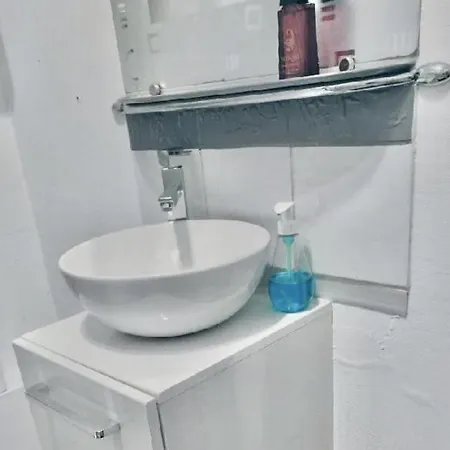 L'entree Des Artistes, Avec Terrasse Et Salle De Bain Privatives *