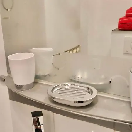 בית אירוח L'entree Des Artistes Avec Terrasse Et Salle De Bain- Lavaloc *