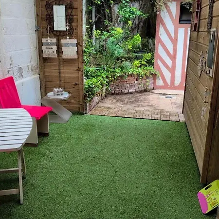 L'entree Des Artistes, Avec Terrasse Et Salle De Bain Privatives 民宿