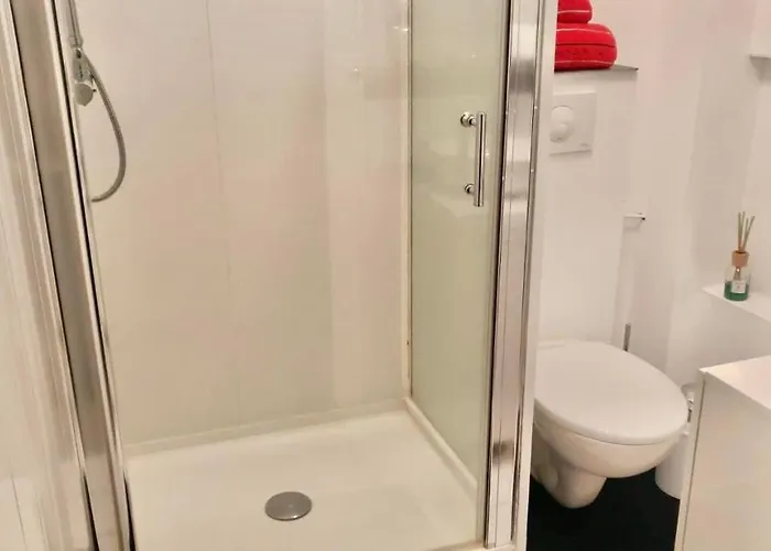 L'entrée Des Artistes Studette Avec Terrasse - Lavaloc Alloggio in famiglia Laval (Mayenne)