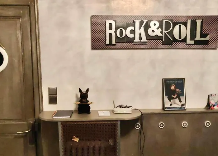 L'entrée Des Artistes Studette Avec Terrasse - Lavaloc Alloggio in famiglia