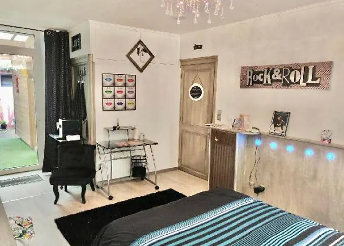 L'entrée Des Artistes Studette Avec Terrasse - Lavaloc *